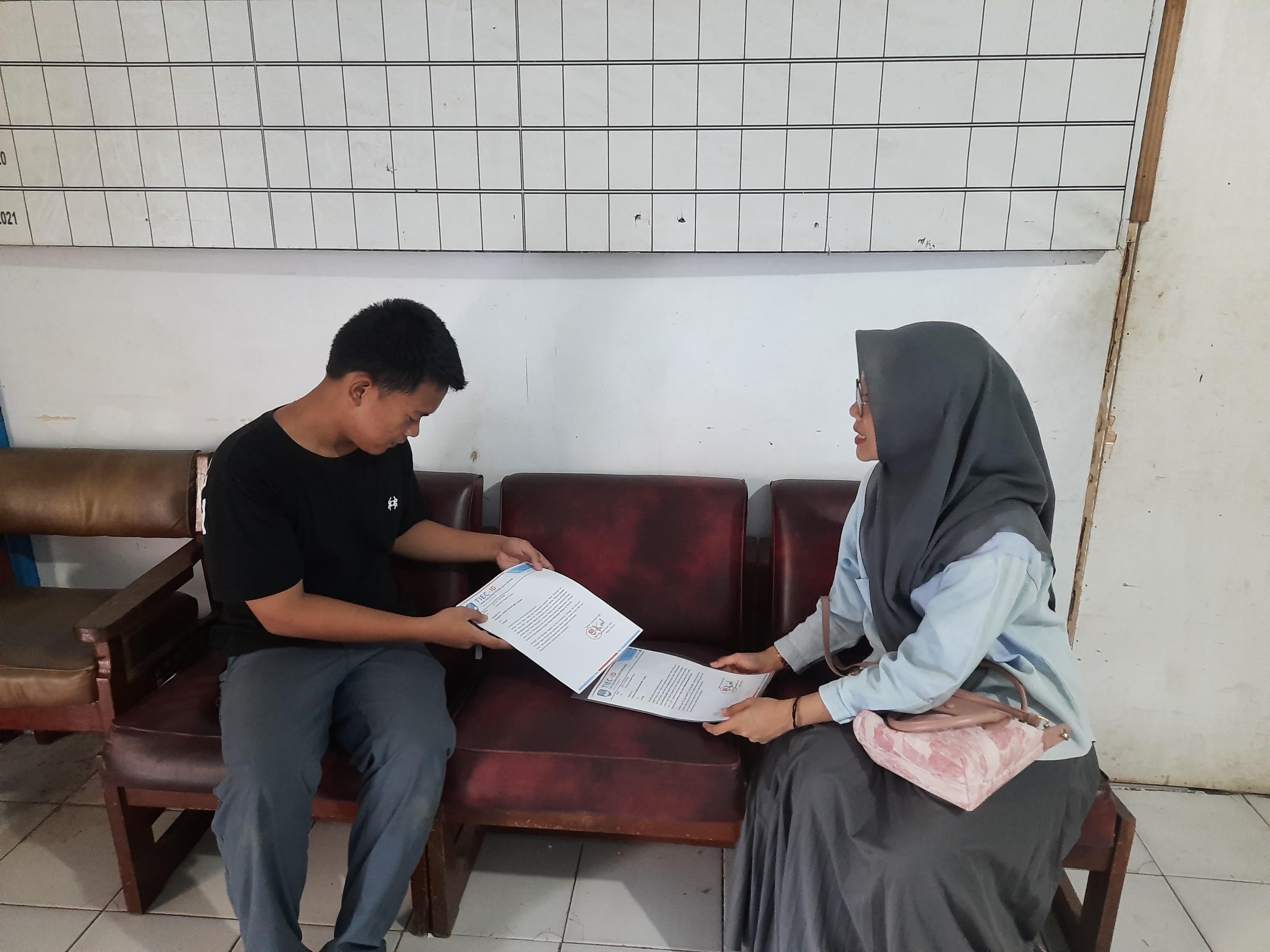 TIEC-ID Jadi Sponsor Porseni di Beberapa Sekolah Takalar, Bagikan Voucher Bimbel untuk Para Juara