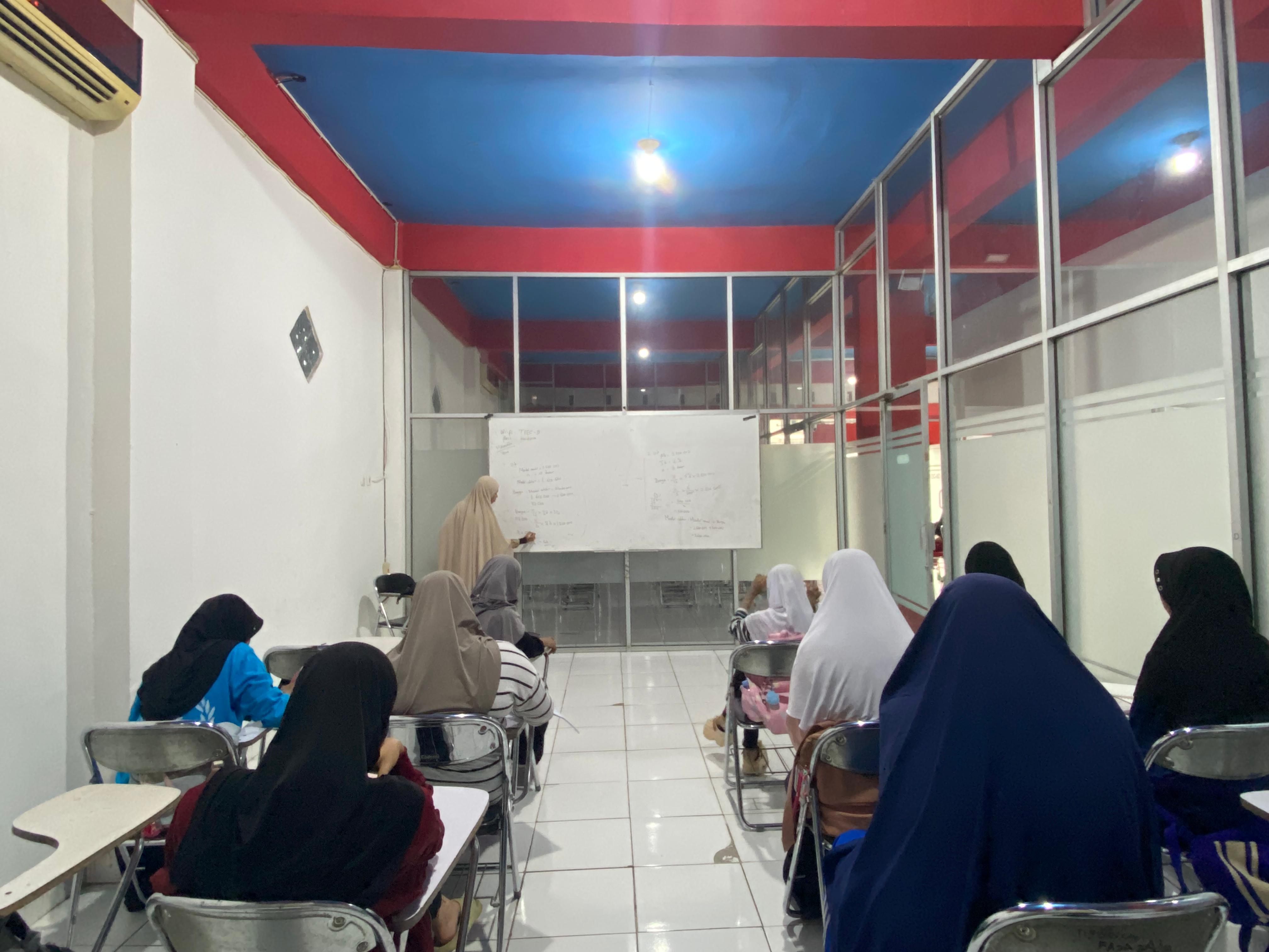 Situasi kelas SMP TIEC