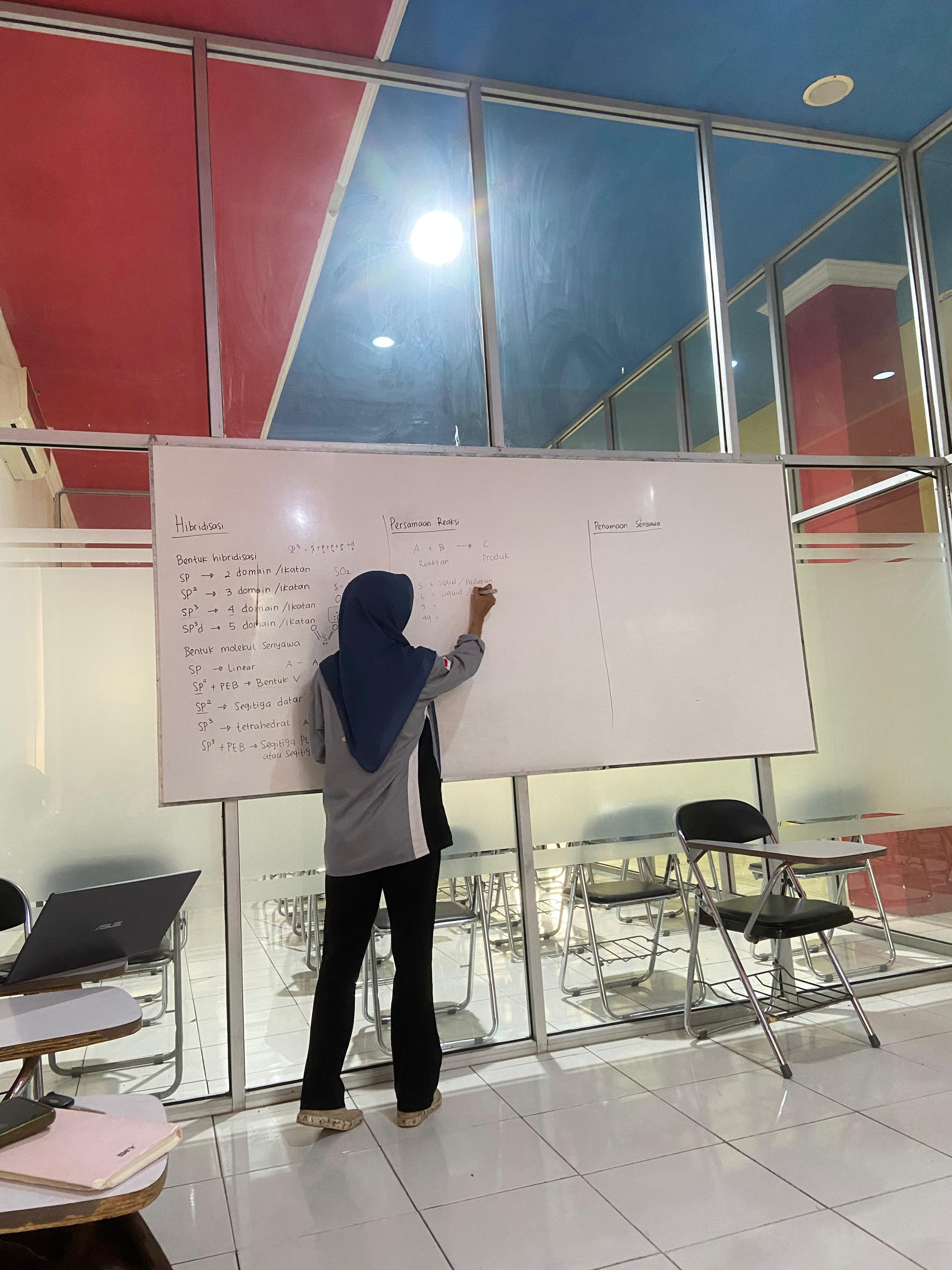 Tentor sedang mengajar