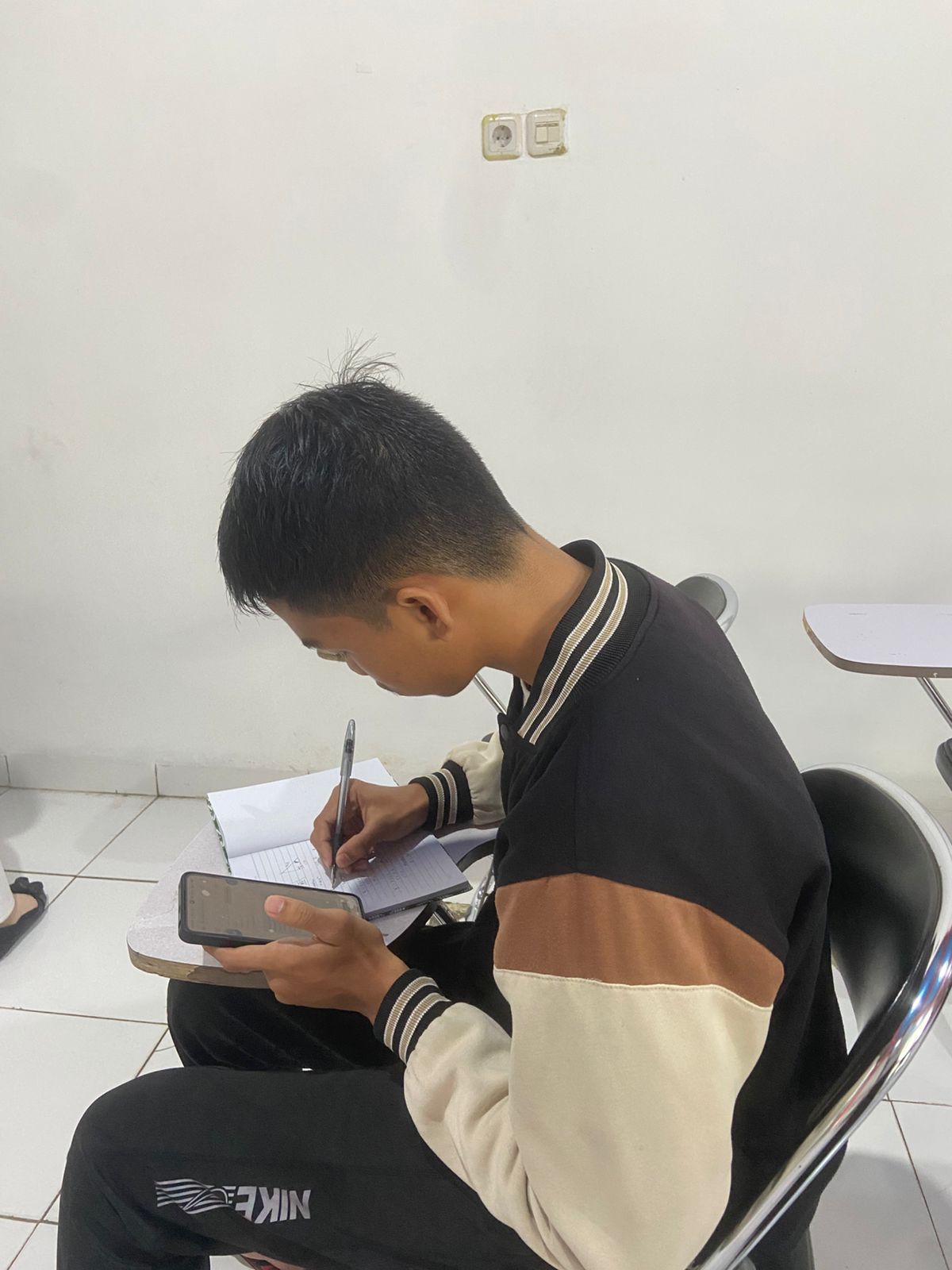 Siswa TIEC-ID sedang mengerjakan Quiz